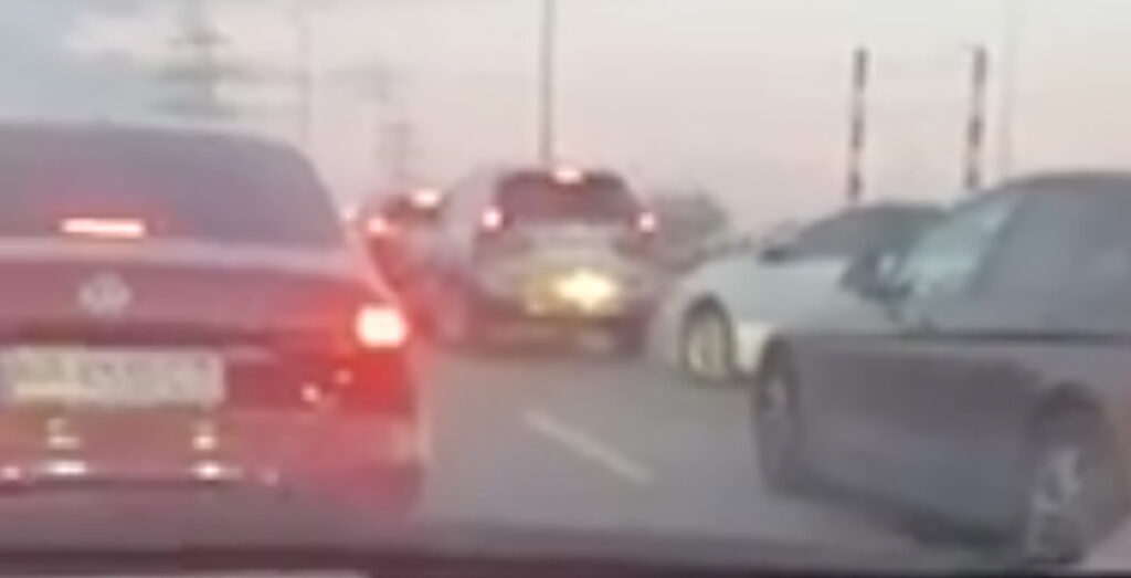 Vene raketirünnak pani Ukrainas inimesed liikuma: Kiievist väljasõidul pikad järjekorrad