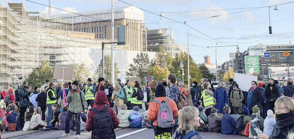 Kliimasõdalased sulgesid taas Helsingi peatänava
