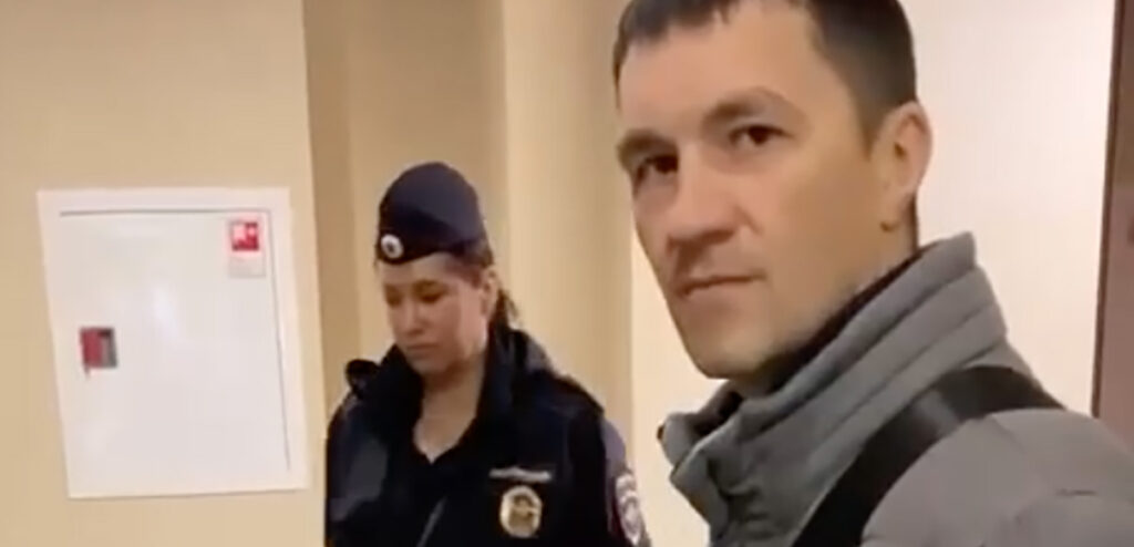 VIDEO: Peterburis ilmusid kortermajade trepikodadesse sõjaväekomissariaatide ja politsei esindajad