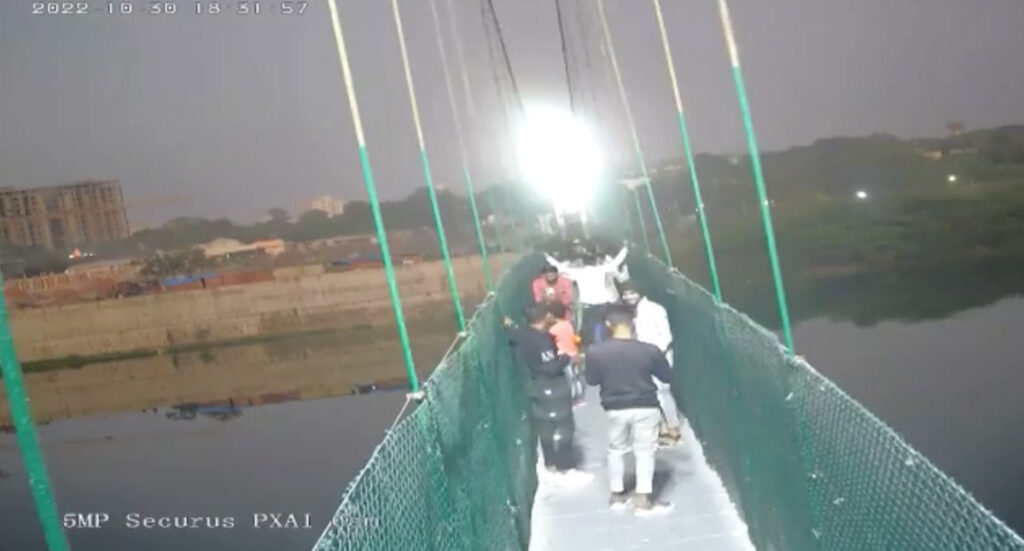 VIDEO: Indias purunes rippsild, vähemalt 140 inimest said surma