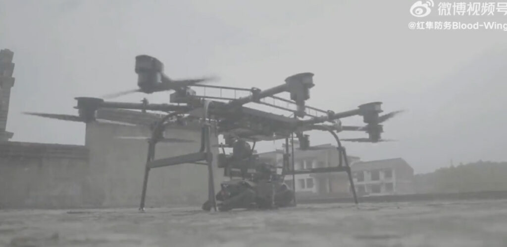 VIDEO: Hiinas on välja töötatud sõjaväeline robot-koer, mille saab drooniga kohale toimetada