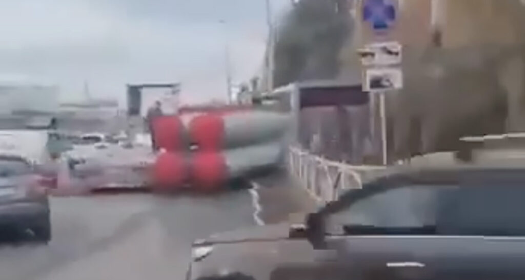 VIDEO: Venemaal kukkusid õhutõrje raketid veokilt maha sõidutee peale