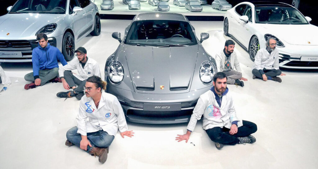 Kliimasõdalased kleepisid end Volkswageni tehases põranda külge ja jäid pärast seda hätta