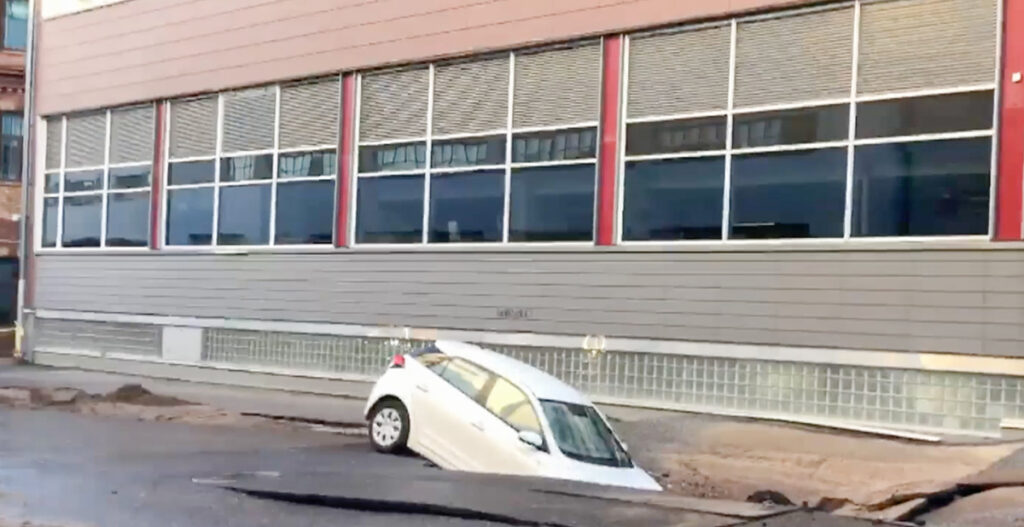 Helsingis oli uputus, auto vajus tänava sisse