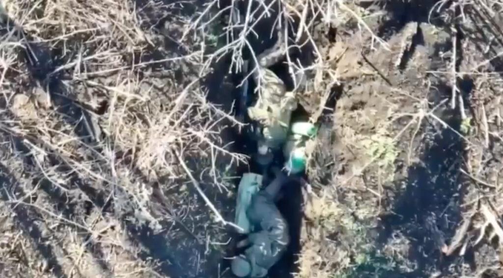 VIDEO: Vene droonilt heidetakse granaat vastase kaevikusse (NB! Nõrganärvilistele mittesoovitav)