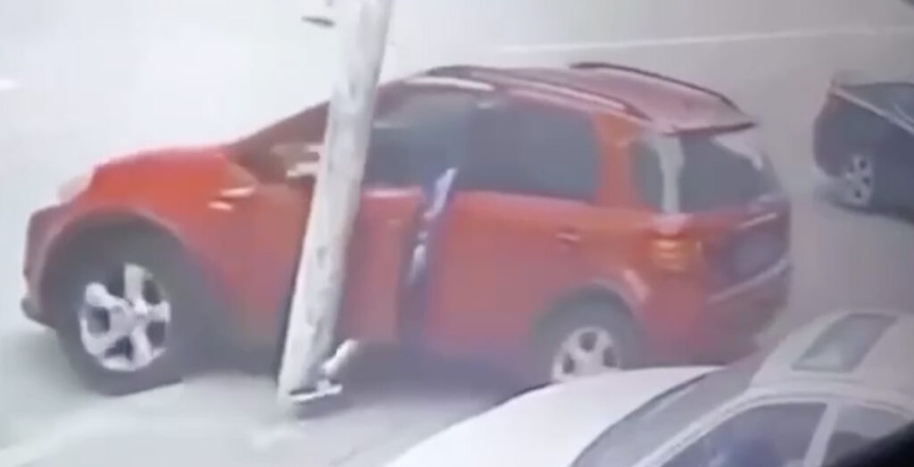 Valus video: naine üritas autot jalaga peatada…