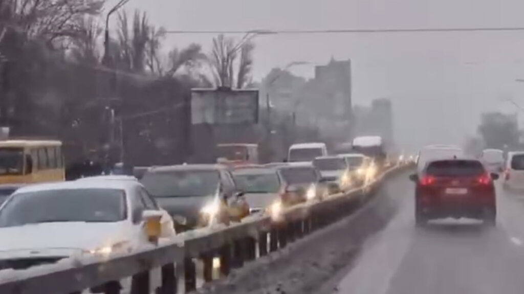 VIDEO: sajad tuhanded põgenevad Kiievist