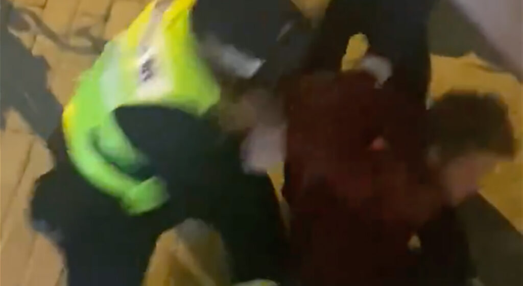 VIDEO: Briti ajakirjaniku kinnivõtmine Hiina politsei poolt