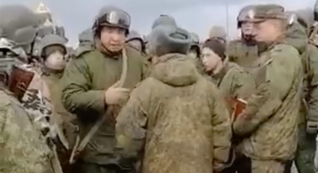 VIDEO: Vene mobiliseeritud korraldasid Moskva ligidal mäsu, üks võitleja lõi kõrget ohvitseri