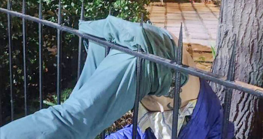 PILDID: Usbekimaal jäi mees munepidi aia otsa kinni (NB! Nõrganärvilistele mittesoovitav)