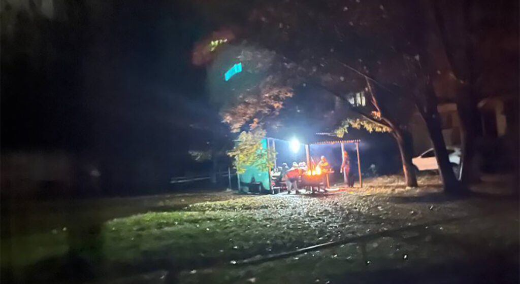 PILTUUDIS: Ukrainas tehakse süüa kortermaja hoovis lõkke peal