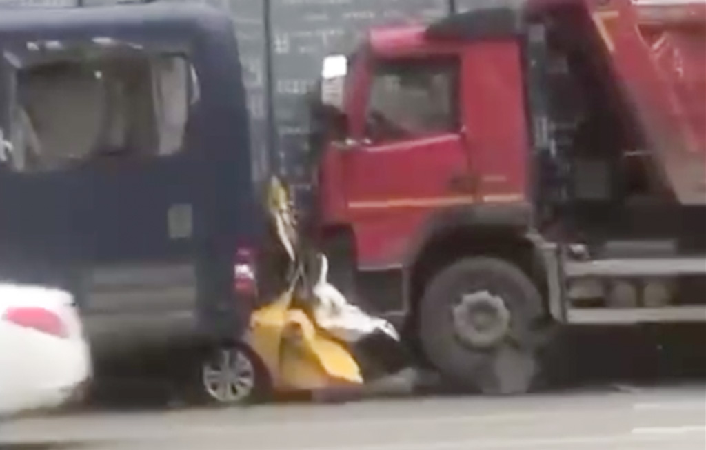 VIDEO: Moskvas sõitis kallur taksoautole tagant sisse, tulemus on jube