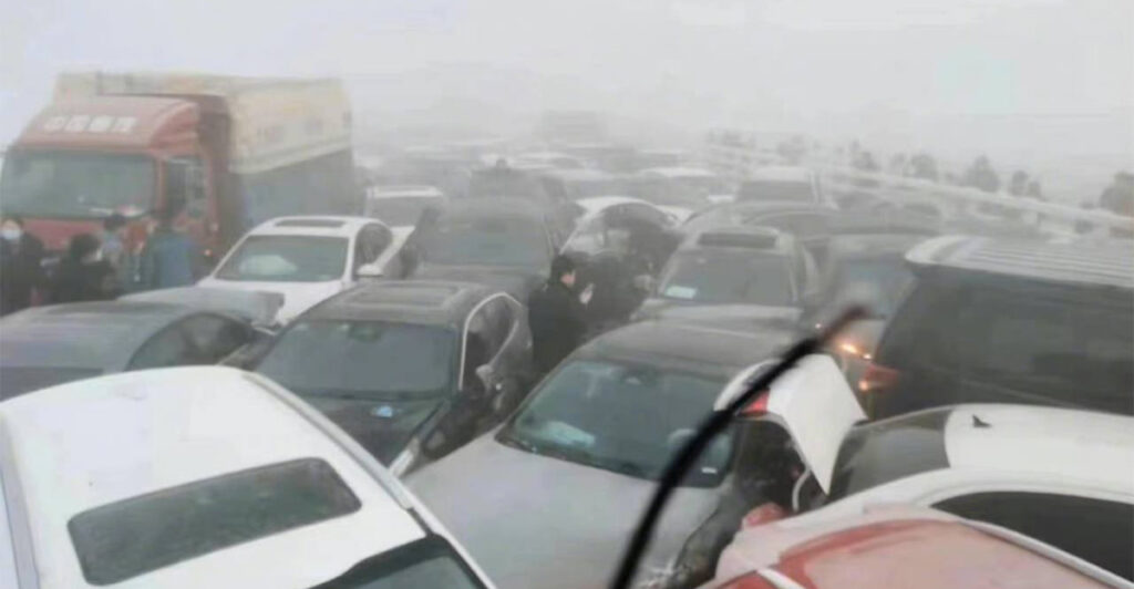 VIDEO ja PILDID: mitmesaja auto ahelkokkupõrge Hiinas