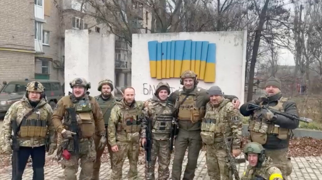 VIDEO: Ukraina võitlejate meeleolukas uusaasta tervitus rindelinnast