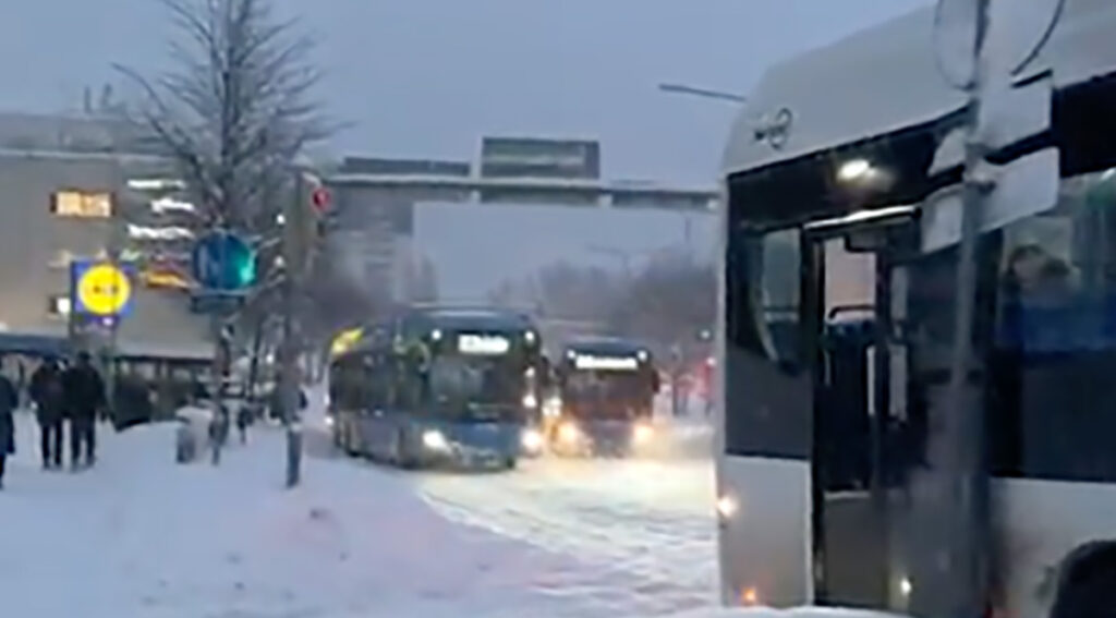 Ohtlik olukord Soomes: 10-aastane laps jäi bussist maha tulles lumehangede vahele lõksu