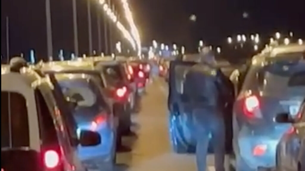 VIDEO: Krimmist väljuval suunal on tekkinud suured ummikud, inimesed ootavad tunde