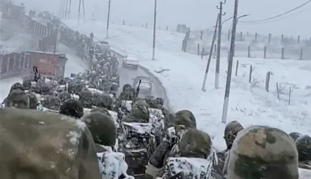 VIDEO: Vene sõjaväelased jalgsi lumes teel rindele