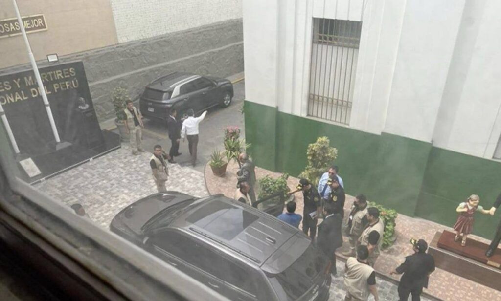 Peruus tahtis president parlamendi laiali saata, võeti kinni