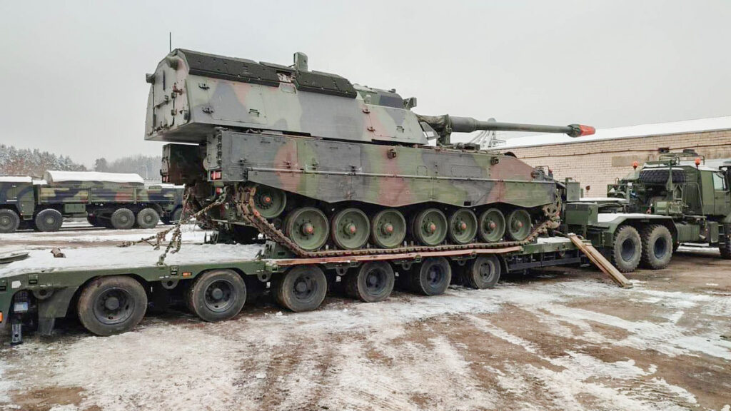 PILTUUDIS: Leedu saatis rindele kaks remonditud liikurhaubitsat