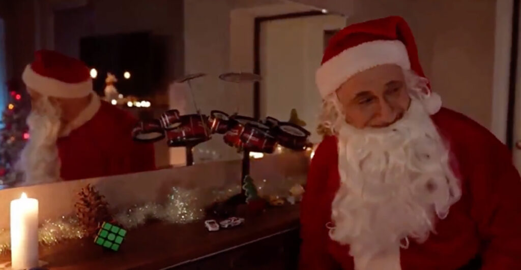 VIDEO: Jõuluvana-Putin asendab poisi samasoolised vanemad ema ja isaga ning kingib tüdrukuna kasvatatud poisile mänguauto ja trummikomplekti