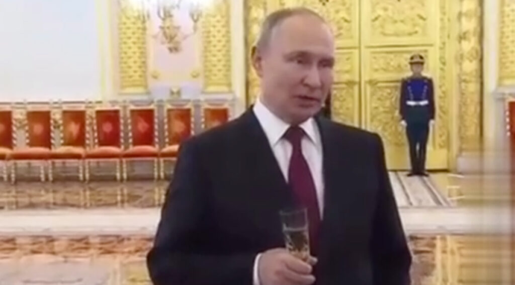 Kas Putin oli purjus? Ta seletas, pokaal käes, miks hävitatakse Ukrainas taristut