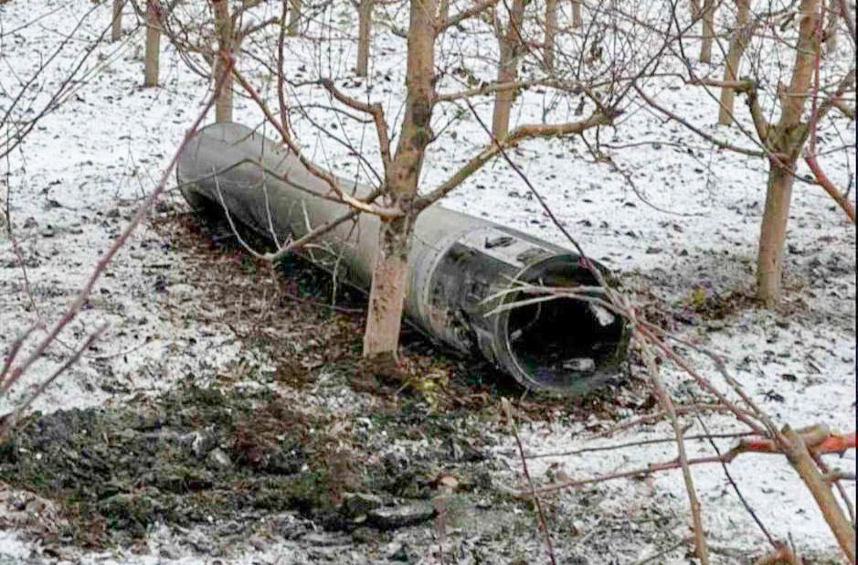 PILDID: Moldovas kukkusid alla raketi osad