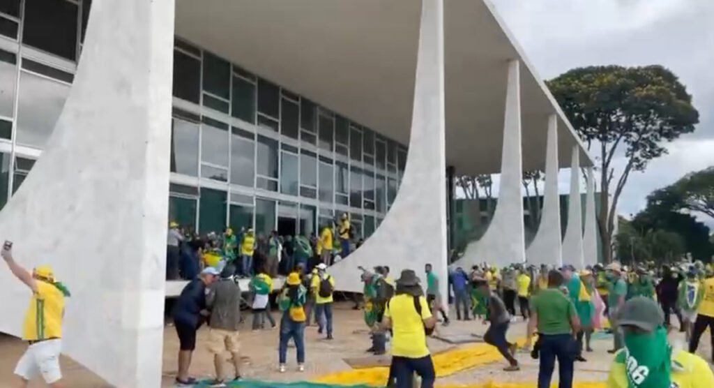 VIDEO: Brasiilias on suur rahvaülestõus, hõivatakse valitsushooneid, president Lula on evakueeritud peidikusse