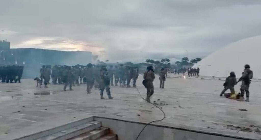 VIDEO: Brasiilia võimud saatsid sõjaväe rahutusi maha suruma, meeleavaldajad võeti kinni