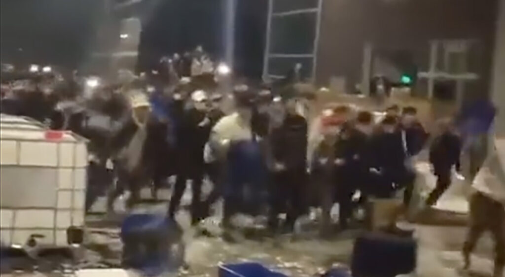 VIDEO: Hiinas hakkasid mässama 10 000 ravimifirma töötajat, kes lahti lasti