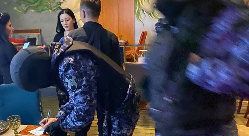 Venemaal kutsuti abielupaarile sõjavastase kohvikujutu pärast politsei