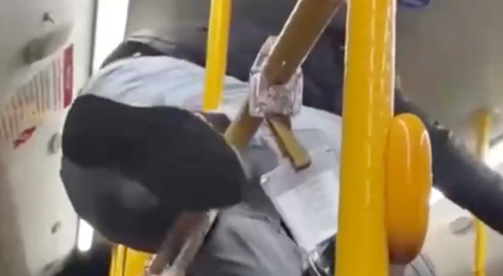 VIDEO: Venemaal ronis piletikontrolör bussis reisijate peade kohal