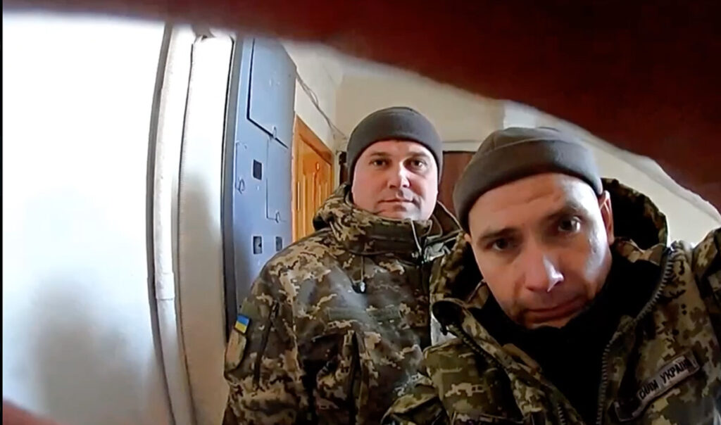 VIDEO: Ukrainas on läinud hulluks sundmobiliseerimiseks – kui ust ei avata, siis kleebitakse teade ukse peale ja tehakse pilt