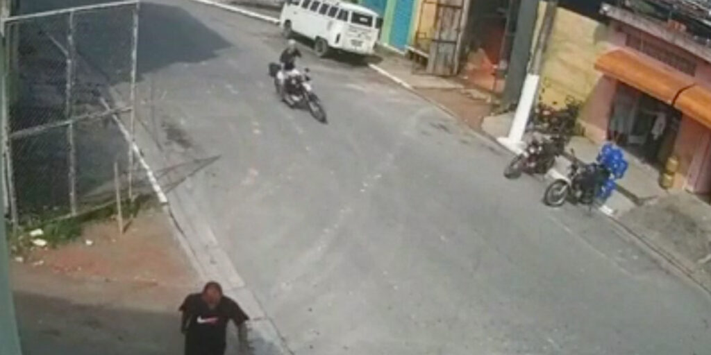 VIDEO: Brasiilias sõitis rattur vastu autot ja hukkus, jalg jäi auto külge rippuma (NB! Nõrganärvilistele mittesoovitav)