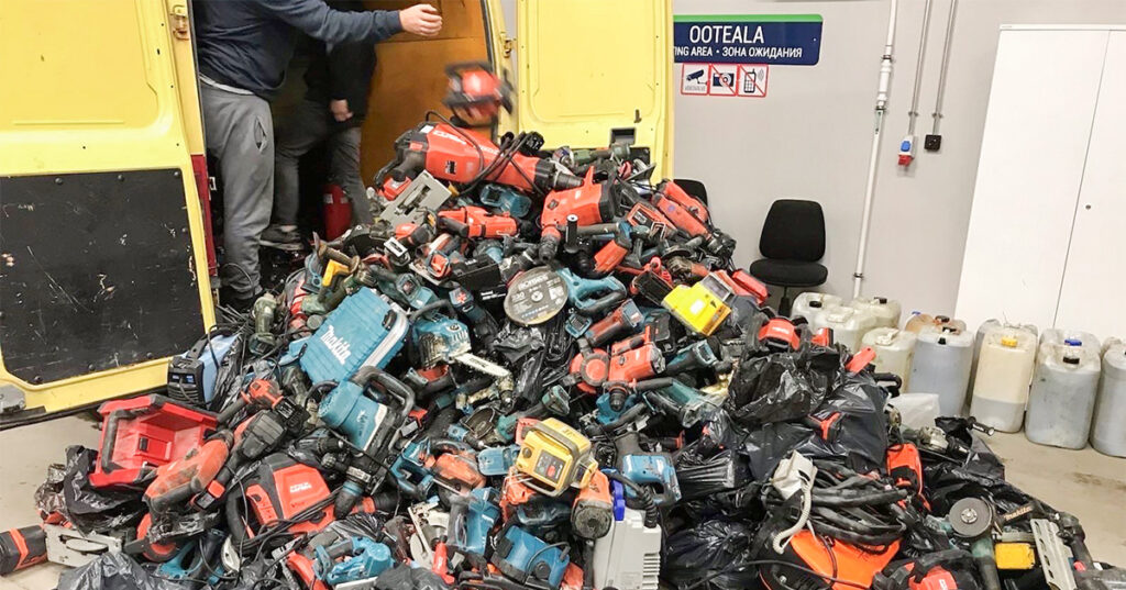 PILDID: Politsei tabas Tallinna sadamas sadu Soomes varastatud tööriistu