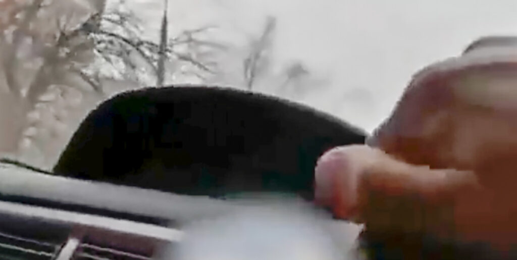 VIDEO: auto saab Ukraina sõjatsoonis täistabamuse