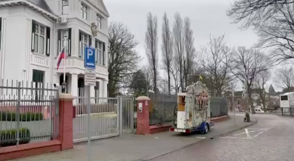 VIDEO: Vene saatkonna ees haagis lastakse Ukraina hümni