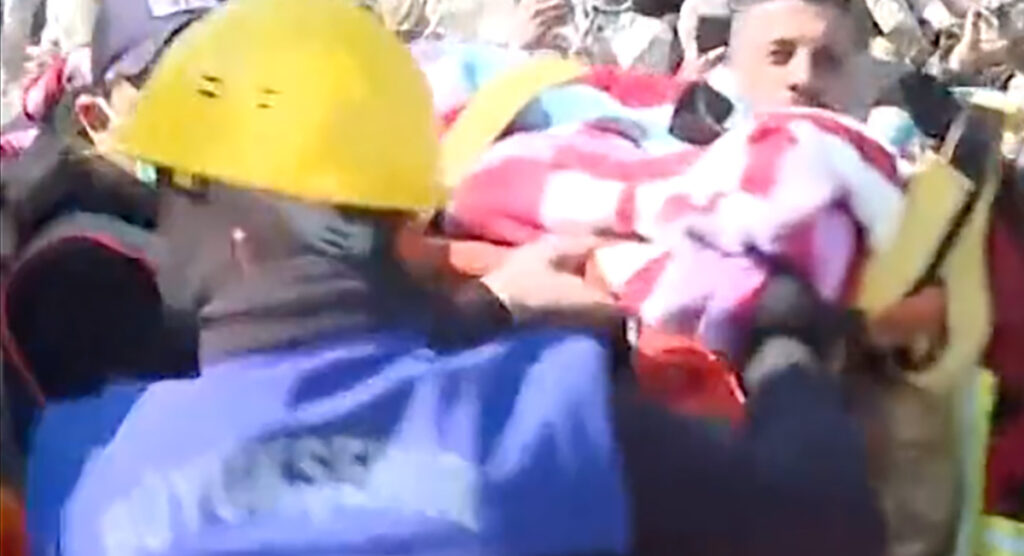 VIDEO: Türgis päästeti maja rusude alt pere 12 päeva pärast maavärinat