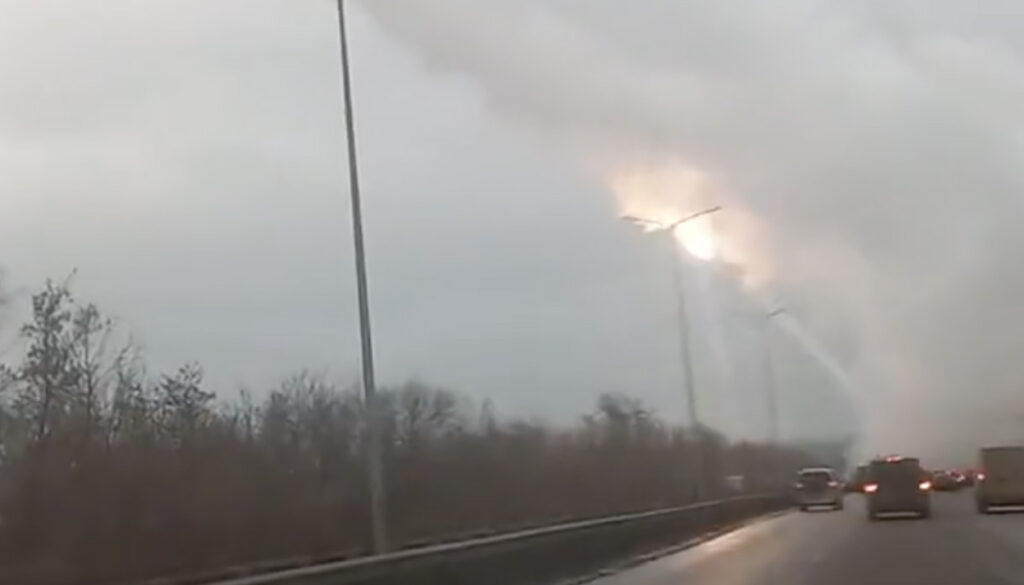 VIDEO: Ukraina tulistab HIMARS rakette maantee kõrvalt, et vältida vastutuld