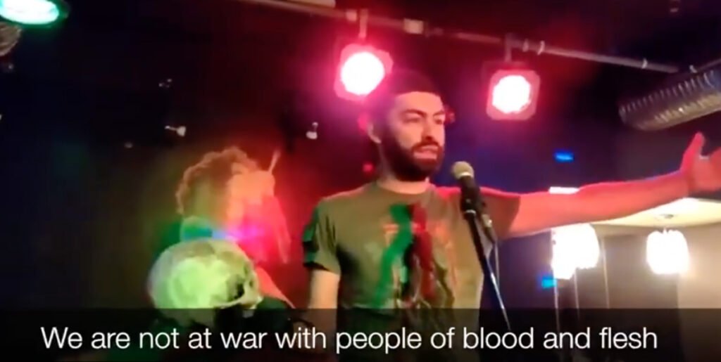 Kas kättemaks? Ukraina sõduri kolbaga lavale roninud Vene sõjablogija sai kuuli pähe