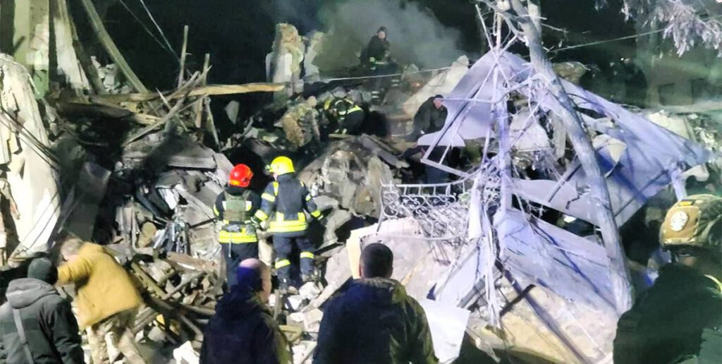 Video ja pildid: Ukrainas lendas rakett korrusmajja