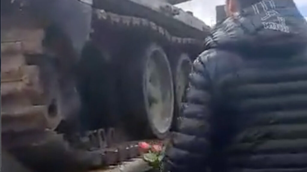 VIDEO: Tallinna toodud Vene tankile pandi lilled, aga need korjati kohe ära