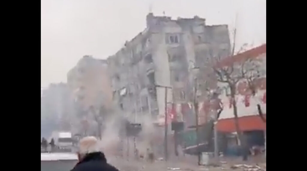VIDEO: Türgis juba kolmas võimas maavärin, majad kukuvad järjest kokku