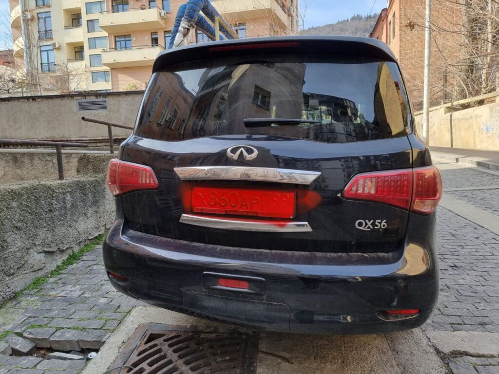 PILDID: Gruusias on hakatud Vene autode numbreid punase värviga üle värvima