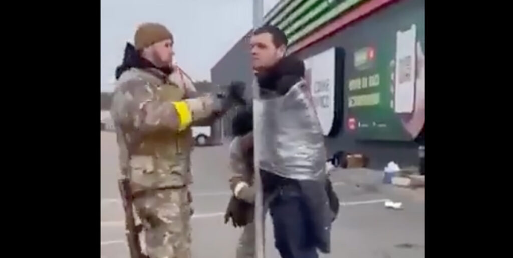 VIDEO: Ukraina sõjaväelased on karmid korrarikkujate suhtes – neil tõmmatakse püksid maha ja teibitakse posti külge