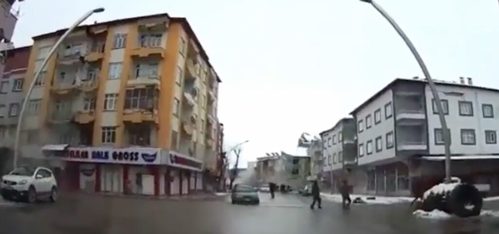 VIDEO: Türgis kukuvad suured majad järjest kokku