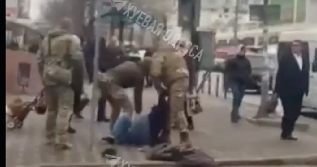 VIDEO: Ukraina tänavatel käib aktiivne värbamine sõjaväkke