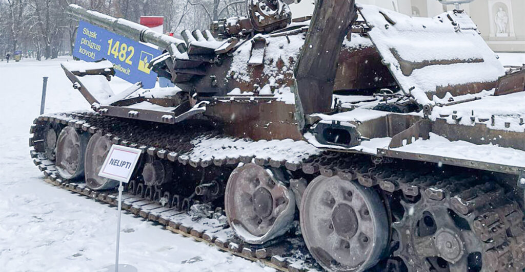PILTUUDIS: Vilniuse keskväljakul pandi välja lahinguväljalt toodud Vene tank