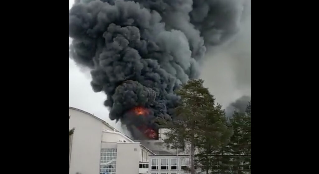 VIDEO: Soomes puhkes tööstushoones suur tulekahju