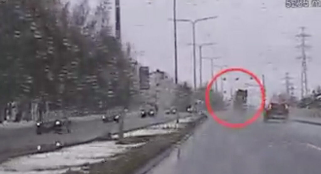 Soomes pääses punase tulega ristmikule sõitnud veokijuht vaid väikse trahviga – miks nii juhtus?