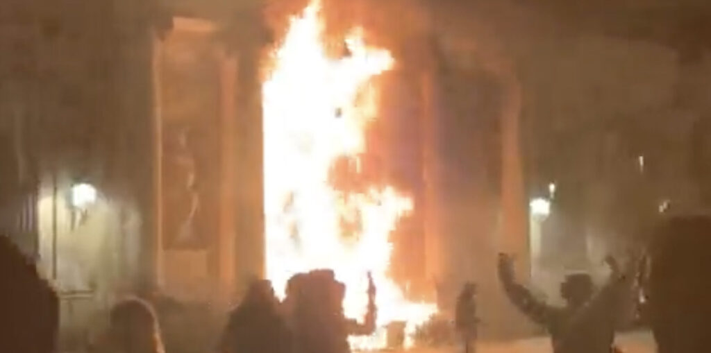 Rahvasõda jätkub Prantsusmaal: Bordeaux ajalooline raekoda süüdati põlema